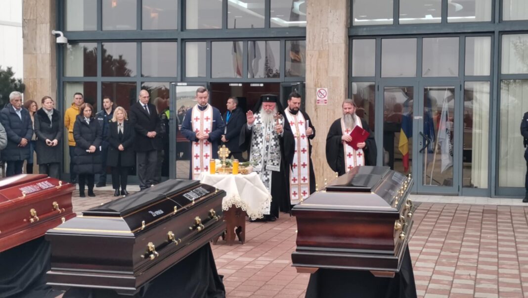 FOTO Trupurile celor șapte suporteri greci morți în cumplitul accident din România, repatriate cu un avion militar Hercules. Slujbă a mitropolitului Banatului la Aeroportul Timișoara