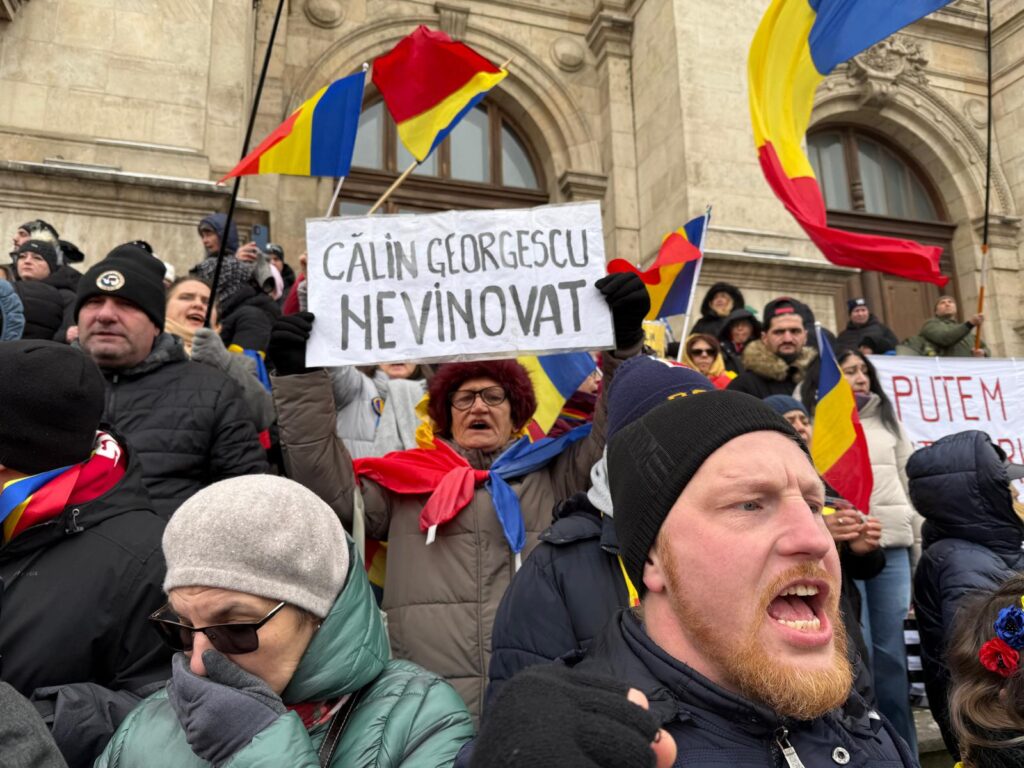 FOTO VIDEO Călin Georgescu, la Curtea de Apel București pentru dosarul în care este judecat alături de gruparea mercenarului Potra / Sute de persoane au venit să-l susțină pe fostul candidat extremist la alegerile prezidențiale
