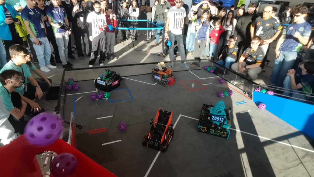 FOTO VIDEO Festival de tehnologie și inovație în Terminalul Schengen al Aeroportului Timișoara / Peste 200 de participanți la concursul de robotică