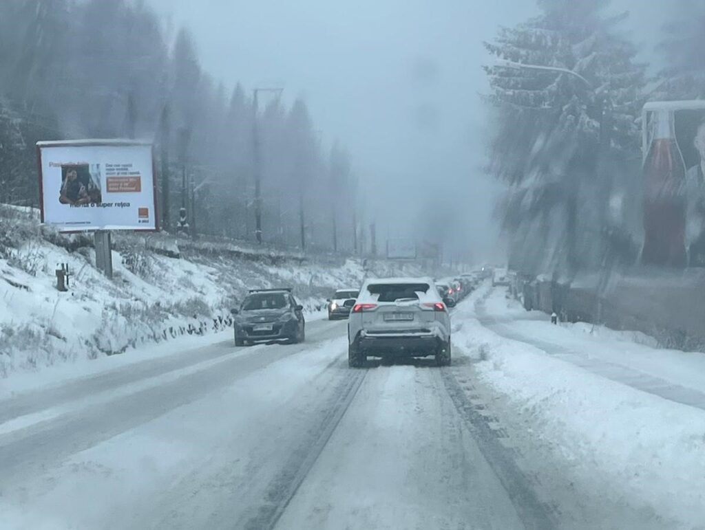 FOTO VIDEO Ninsoare abundentă în centrul țării. Trafic îngreunat pe DN1 și în județele Brașov, Sibiu, Covasna și Harghita