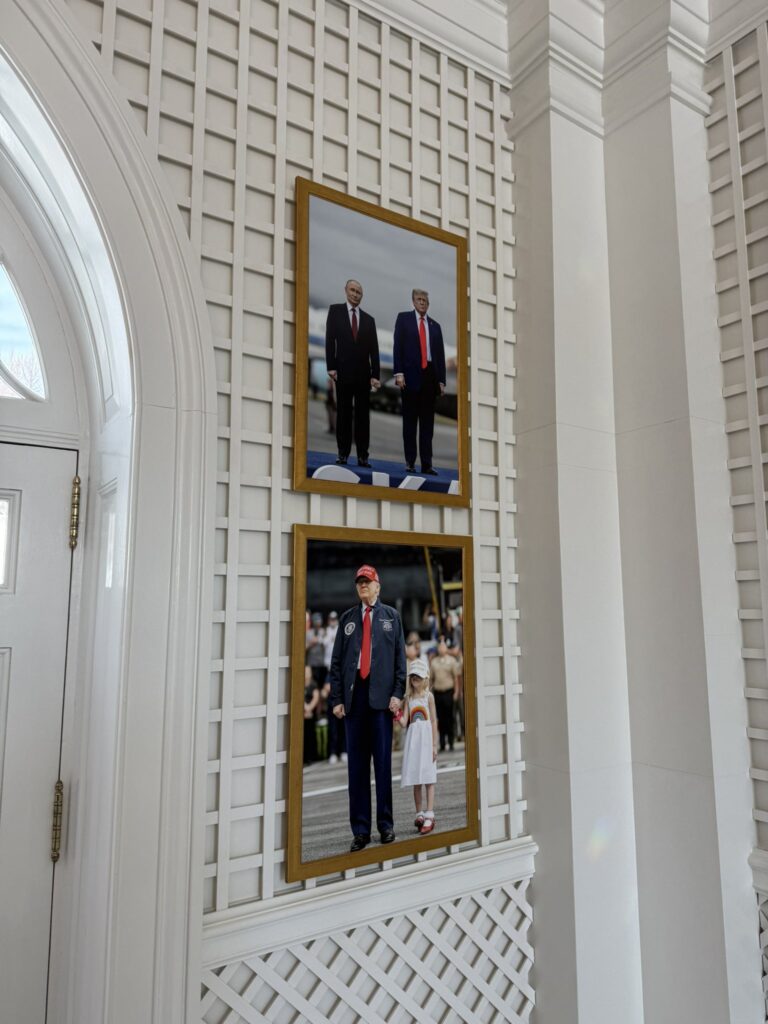 Fotografie cu Trump și Putin pe pereții de la Casa Albă / Poza înrămată e pusă lângă o alta, tot cu președintele SUA, dar alături de nepoata sa