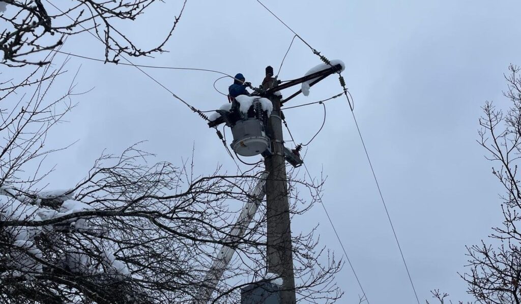 FOTO&VIDEO Aproape 5.000 de gospodării din Alba, fără curent electric după ninsorile din cursul nopții. Măsuri de urgență: permanență la primării, restricții de circulație și interdicții de depozitare a zăpezii pe malurile râurilor