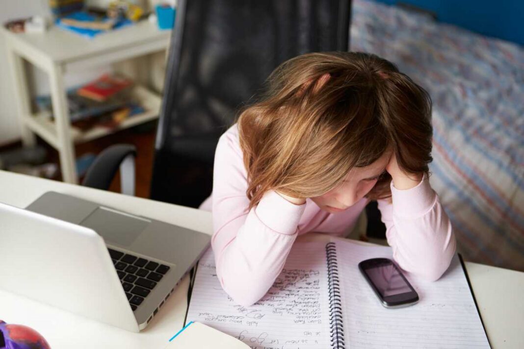 Franța face pasul radical: acces interzis la rețelele sociale pentru copiii sub 15 ani