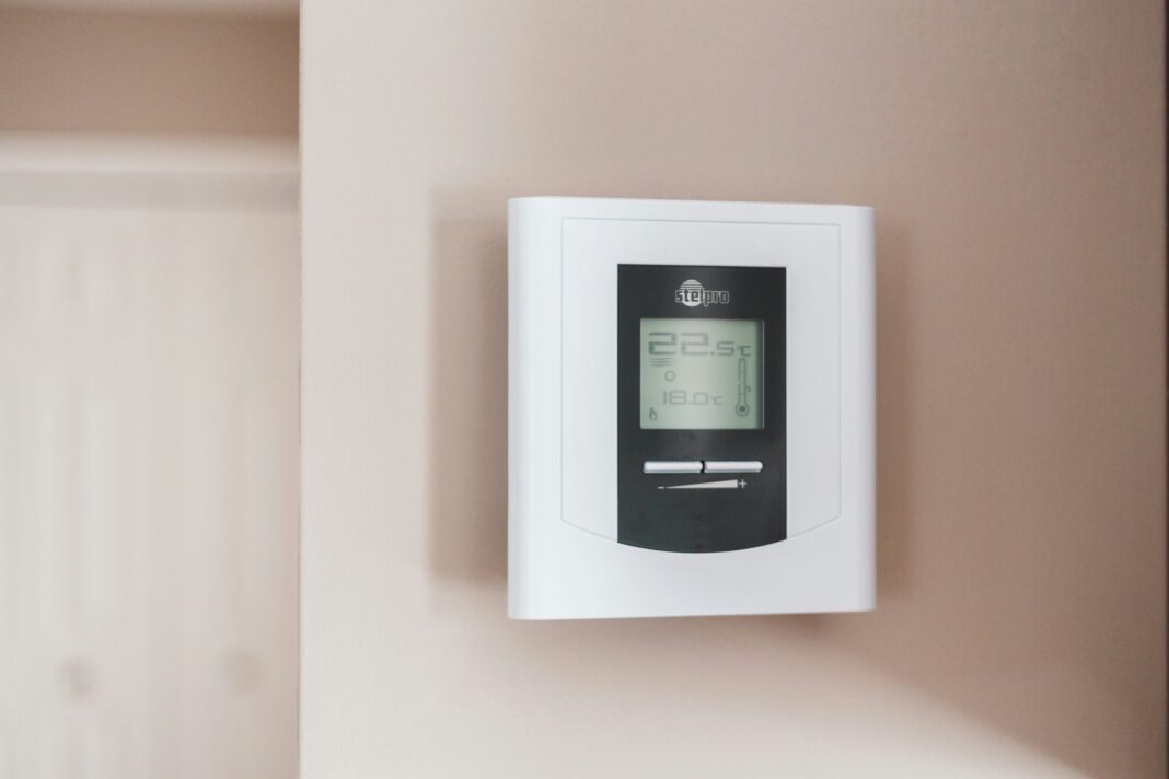 Gadgeturile care te ajută să economisești energie iarna – termostate smart, prize inteligente, aeroterme eficiente