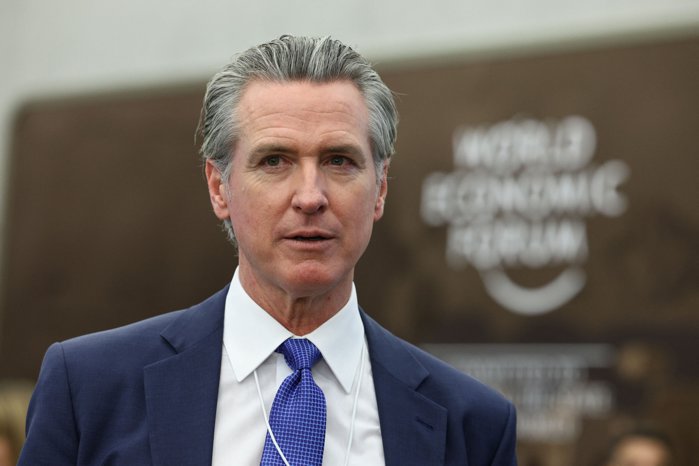 Gavin Newsom, guvernatorul democrat al Californiei, a venit cu genunchiere la Davos pentru liderii care „se vând” lui Trump. „Sunt disponibile şi la pachet, în cantităţi mari”