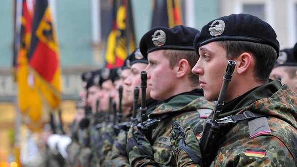 Germania îşi construieşte o super-armată, Franţa se teme să nu fie lăsată în urmă: Bugetele record pentru reînarmare, aplaudate de NATO, trezesc fantomele istoriei în timp ce Europa gravitează tot mai mult în jurul Berlinului