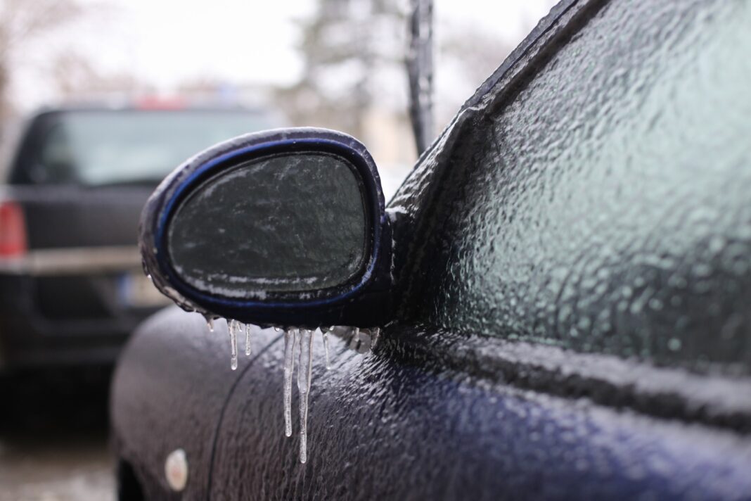 Gerul şi poleiul au cauzat mai multe accidente rutiere soldate cu moartea a trei persoane şi închiderea şcolilor în Germania