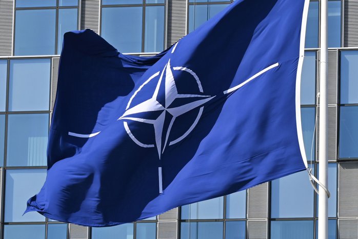 Gideon Rachman, unul dintre principalii editorialişti de politică externă de la FT: Este trist, dar trebuie să ne incepem să ne gândim la ceea ce este de negândit: posibila rupere a NATO. Istoria ne arată că nimic nu este imposibil