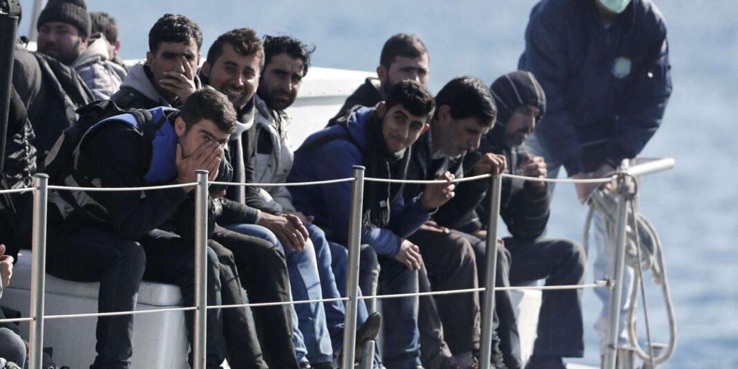 Grecia vrea pedepse maxime pentru traficul de migranți: închisoare pe viață și expulzări accelerate