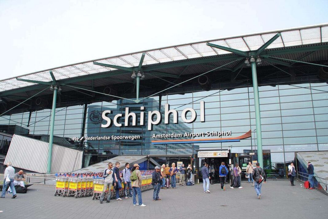 Haos pe aeroportul Schiphol: sute de zboruri anulate, din cauza frigului și zăpezii