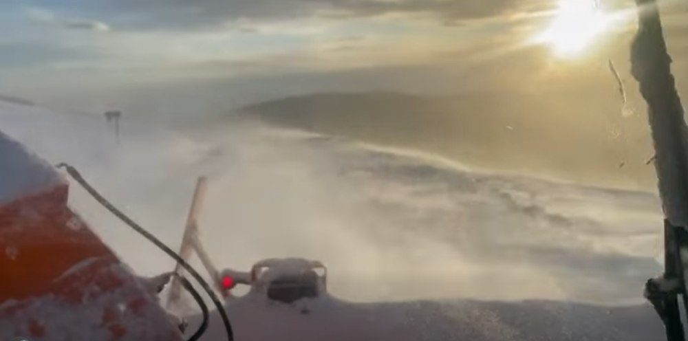 Imagini din infernul alb de la Rânca: deszăpezire în condiții de viscol și vizibilitate aproape zero pe DN 67C