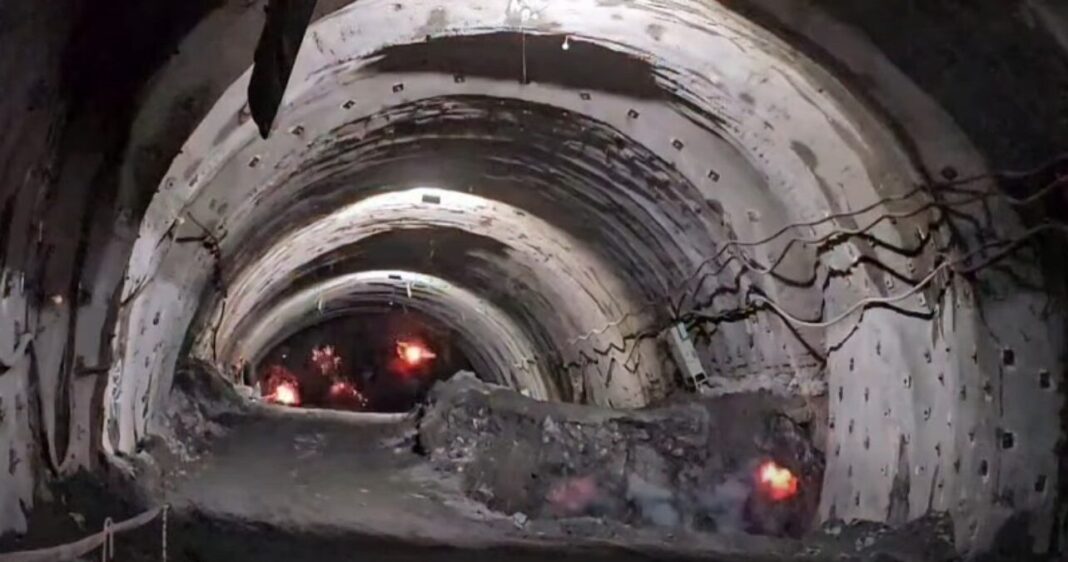 Imagini spectaculoase cu explozibili utilizați la săpături în munte / Șeful companiei naționale de autotrăzi: Lucrările pe secţiunea montană a autostrăzii Sibiu-Piteşti continuă, săpăturile în versant nu sunt împiedicate de vreme