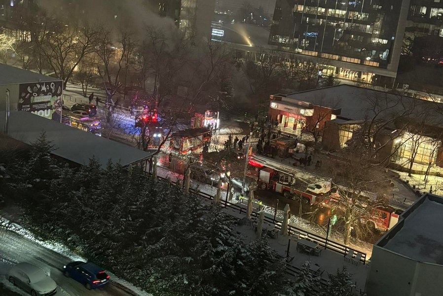 Incendiu puternic în zona Pipera: o patiserie a fost cuprinsă de flăcări, iar pompierii luptă să oprească extinderea focului