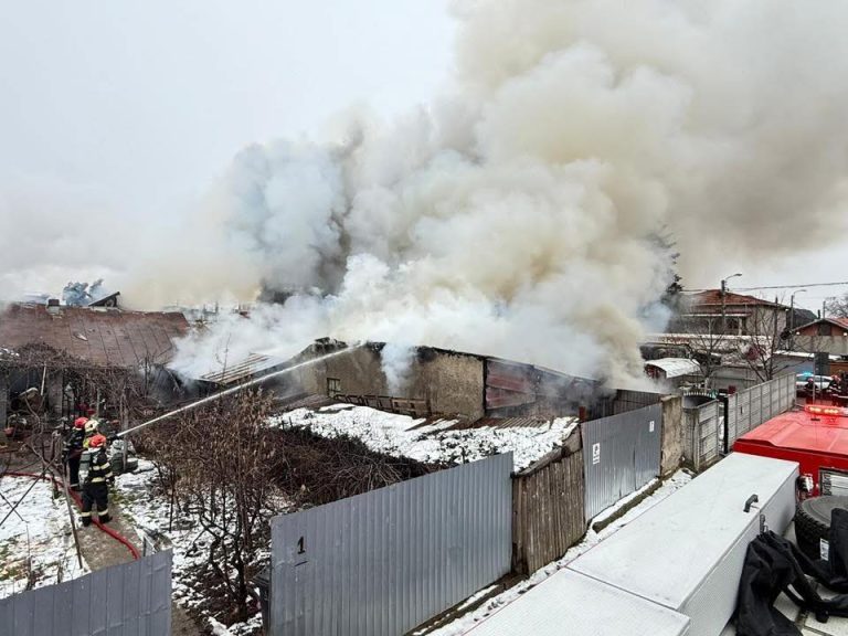 Incendiu puternic pe strada Garoafei din București. Cum decurge intervenția pompierilor și a ISUBIF