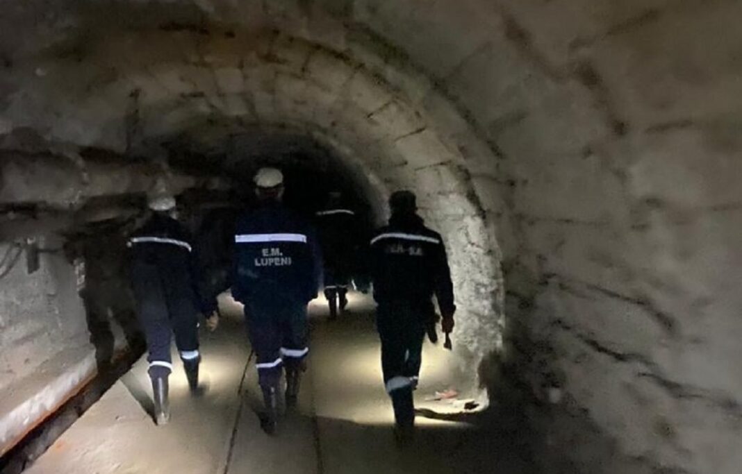  Închiderea minelor din Valea Jiului, pusă „în așteptare” pe termen nelimitat / Nu se închid pentru că nu sunt sigure / Nu sunt sigure pentru că nu sunt oameni suficienți