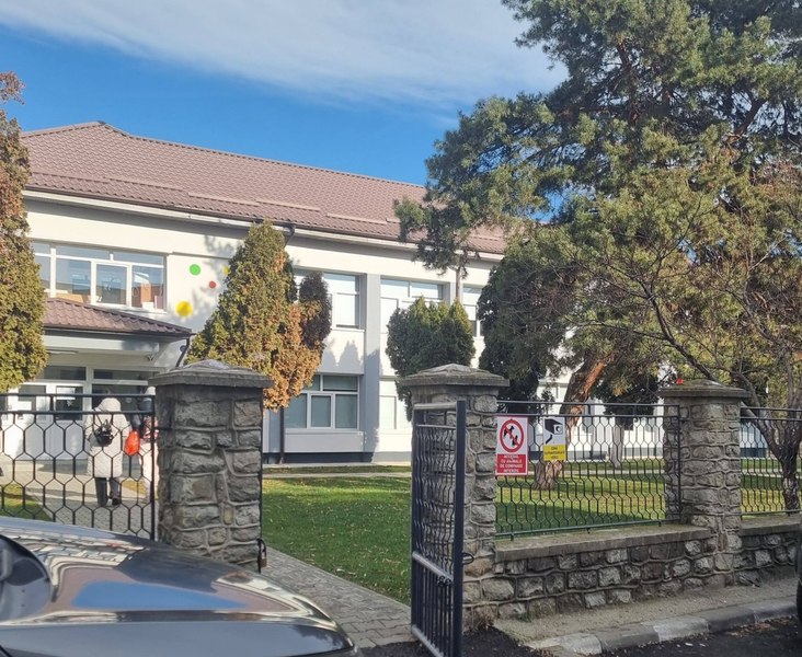 Incident grav la o grădiniță din Vâlcea: o fetiță rănită. Versiuni contradictorii despre producerea accidentului
