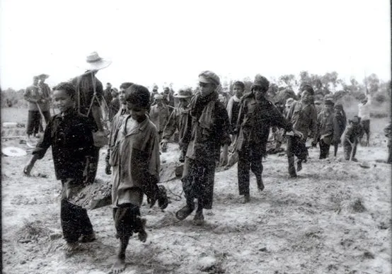 Îndoctrinarea inocenților: De la Khmerii Roșii în Cambodgia la Hamas în Palestina, arta îndoctrinării copiilor