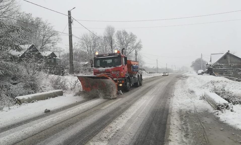 Intervenții în 40 de localități din 13 de județe pentru îndepărtarea copacilor căzuți, degajarea elementelor de construcție, remedierea efectelor vântului puternic și ninsorilor