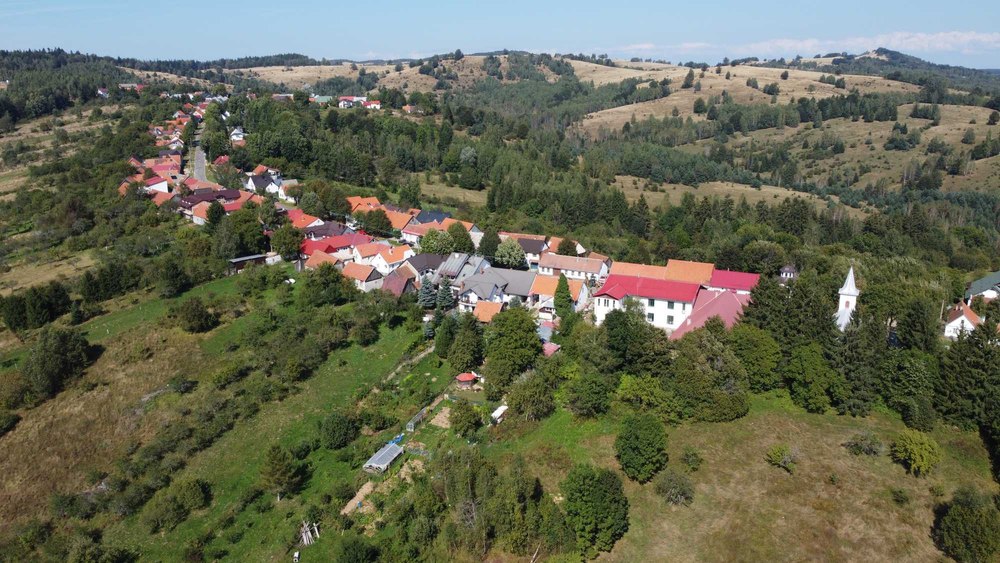 Într-o comună cu 166 de locuitori, fără apă, edilul face naveta cu un elicopter de 800.000 de dolari. Populația se dublează în anii electorali