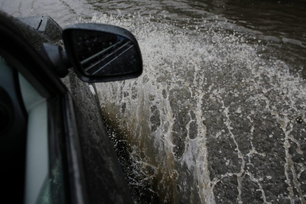 Inundații în Dolj, trei drumuri județene au fost închise temporar