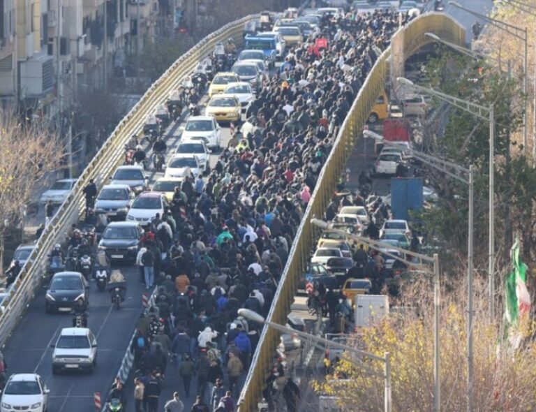 Iranul intensifică represaliile: arestări, confiscări și închideri de afaceri pe fondul protestelor