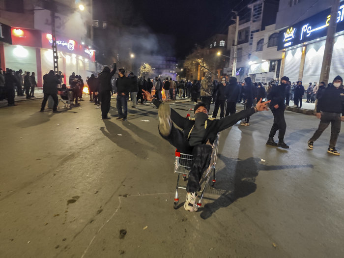 Iranul stă pe un butoi de pulbere: Ţara a fost aproape complet deconectat de la internet azi noapte, în încercarea guvernului de a ţine sub control protestele masive la nivel naţional. Trump a avertizat că SUA este „în stare de alertă maximă” şi pregătită să vină în „ajutorul” protestatarilor dacă autorităţile iraniene vor recurge la uciderea acestora.