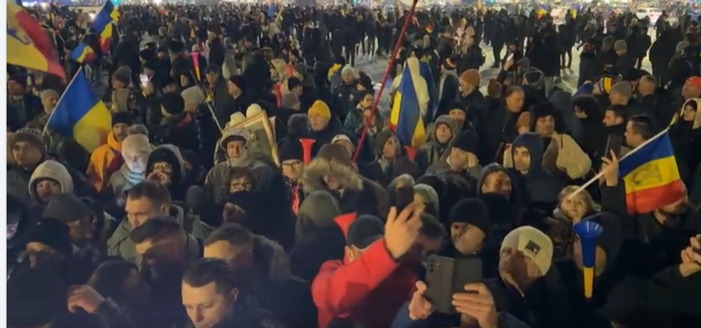 Jandarmii au dat amenzi de 10.400 de lei în urma manifestaţiei din Piața Victoriei. Organele de urmărire penală, sesizate după ce spre oamenii legii s-a aruncat cu panouri metalice