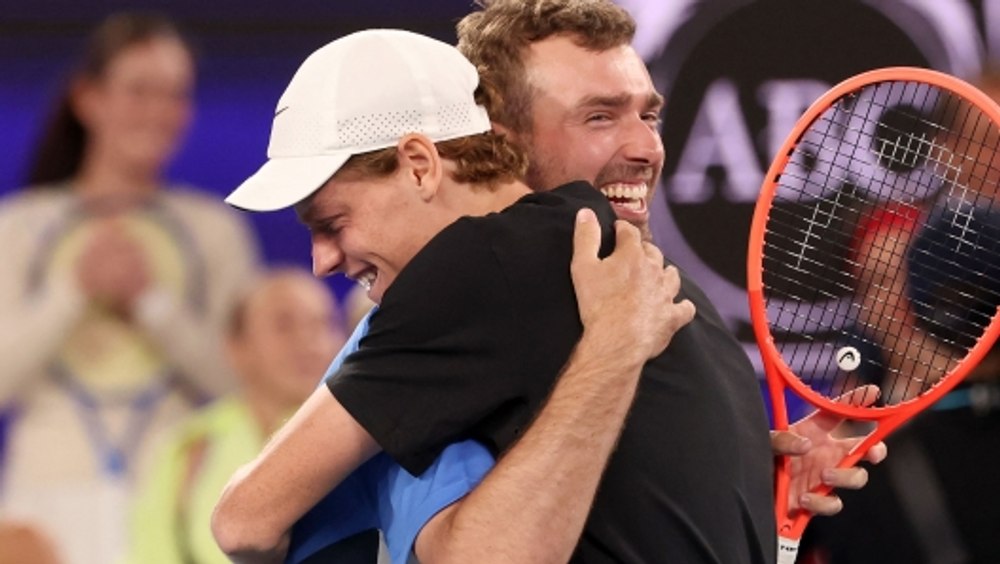 Jannik Sinner, bătut de un amator. Probleme și pentru Djokovic la antremanent