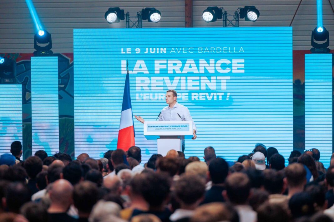 Jordan Bardella liderul extremei drepte din Franța cere o replică puternică a UE în faţa ameninţărilor preşedintelui american