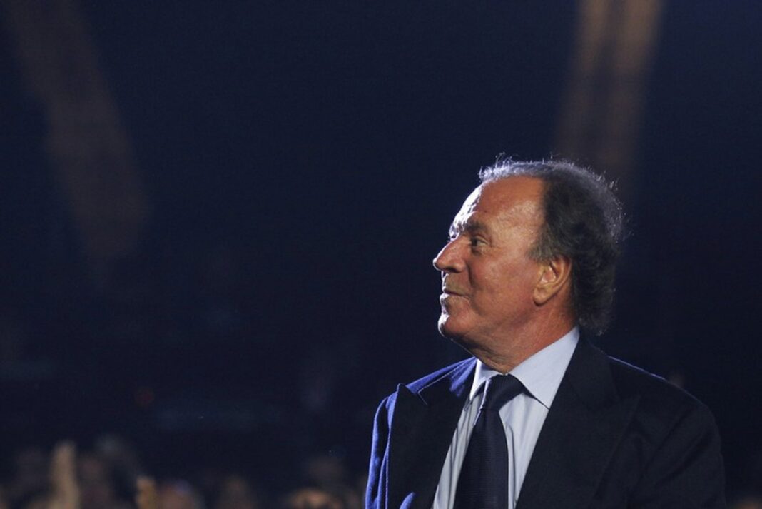 Julio Iglesias rupe tăcerea după ce a fost acuzat de agresiune sexuală