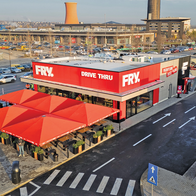 Lanţul de fast-food Fryday, fondat de suceveanul Lucian Florea, şi-a dublat veniturile în 2025, la 140 mil. lei: „Vom deschide primul restaurant şi peste graniţe, în Republica Moldova“. Fryday a încheiat anul trecut cu 26 de restaurante, o dublare faţă de anul anterior, şi îşi propune să ajungă la 40 de unităţi în acest an şi venituri de 225 de milioane de lei (45 mil. euro)