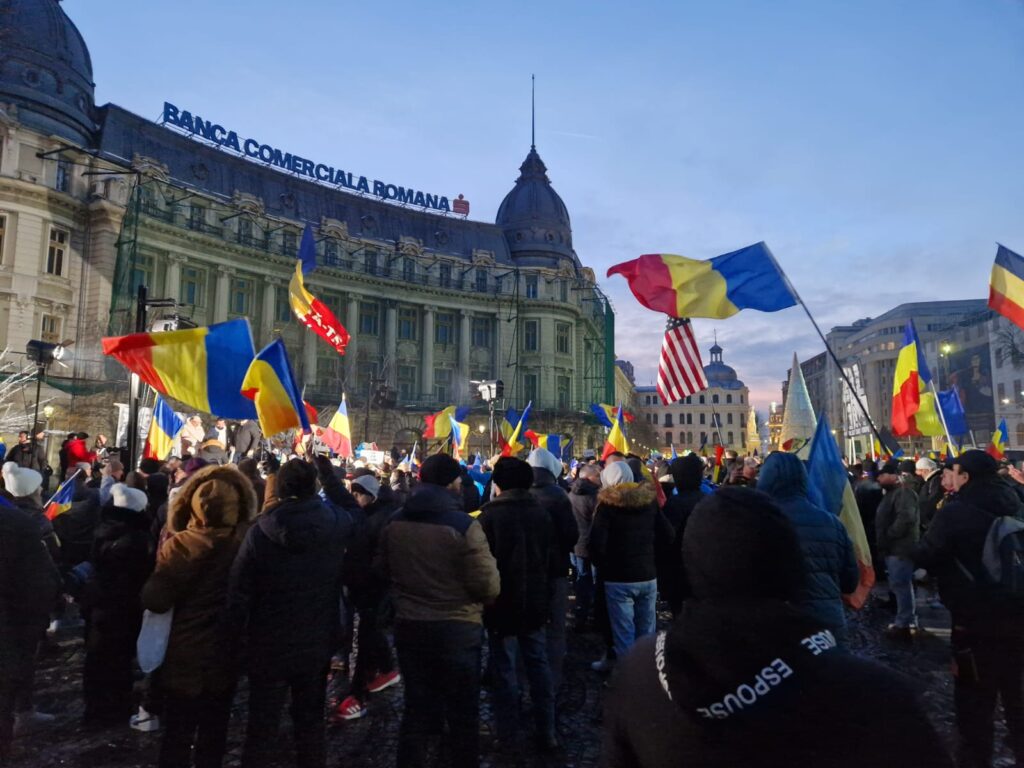 LIVE Câteva sute de persoane s-au adunat în Piața Universității / Cântă melodii cu mesaje legionare și flutură steagurile României și al SUA