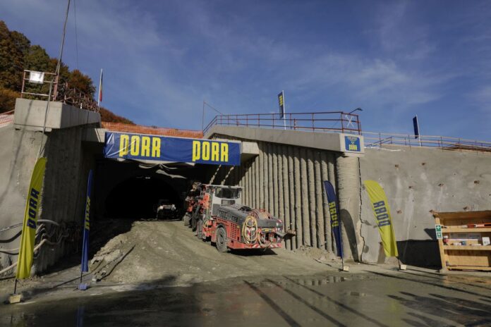 Lucrările pe secțiunea montană a autostrăzii Sibiu-Pitești continuă. Vremea nu a oprit forarea în versant