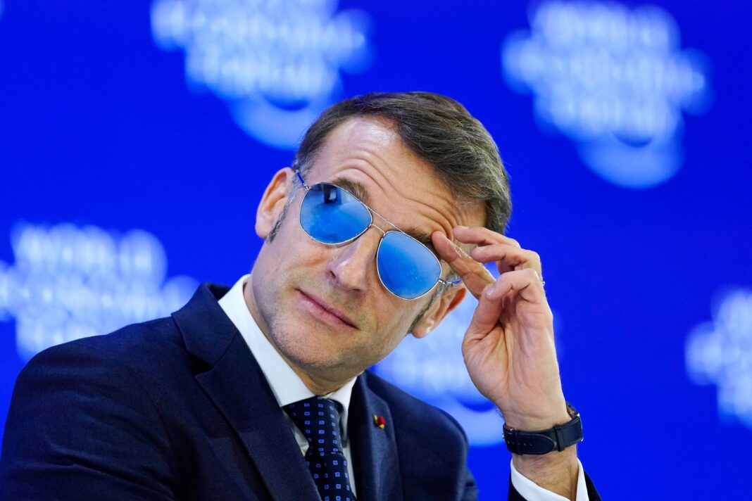 Macron s-a prezentat Forumul de la Davos cu ochelari de soare, din cauza unei rupturi de vas de sânge la ochi