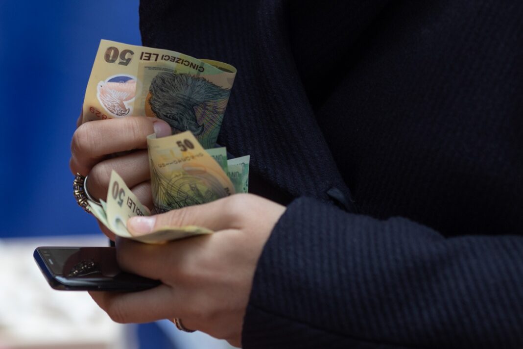 Mafia la țară: Acuzați că dădeau bani cu camătă nevoiașilor/ Cine nu plătea era dus la muncă în Ungaria / Victimele primeau hrană ”pe caiet”/ Funcționari din primărie și de la poștă, suspectați că-i ajutau pe cămătari să-și recupereze împrumutul din alocațiile datornicilor 