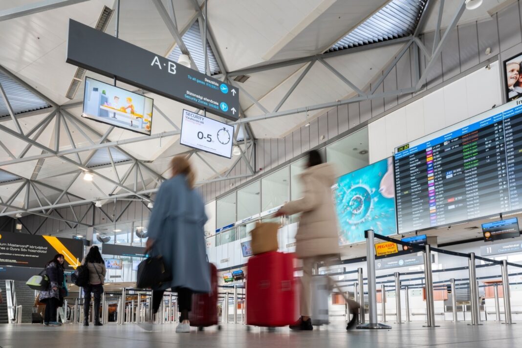 Mai multe zboruri de pe Aeroportul Internațional din Budapesta ar putea fi anulate, din cauza ninsorilor abundente / Granița dintre Ungaria și Slovenia, închisă pentru camioane