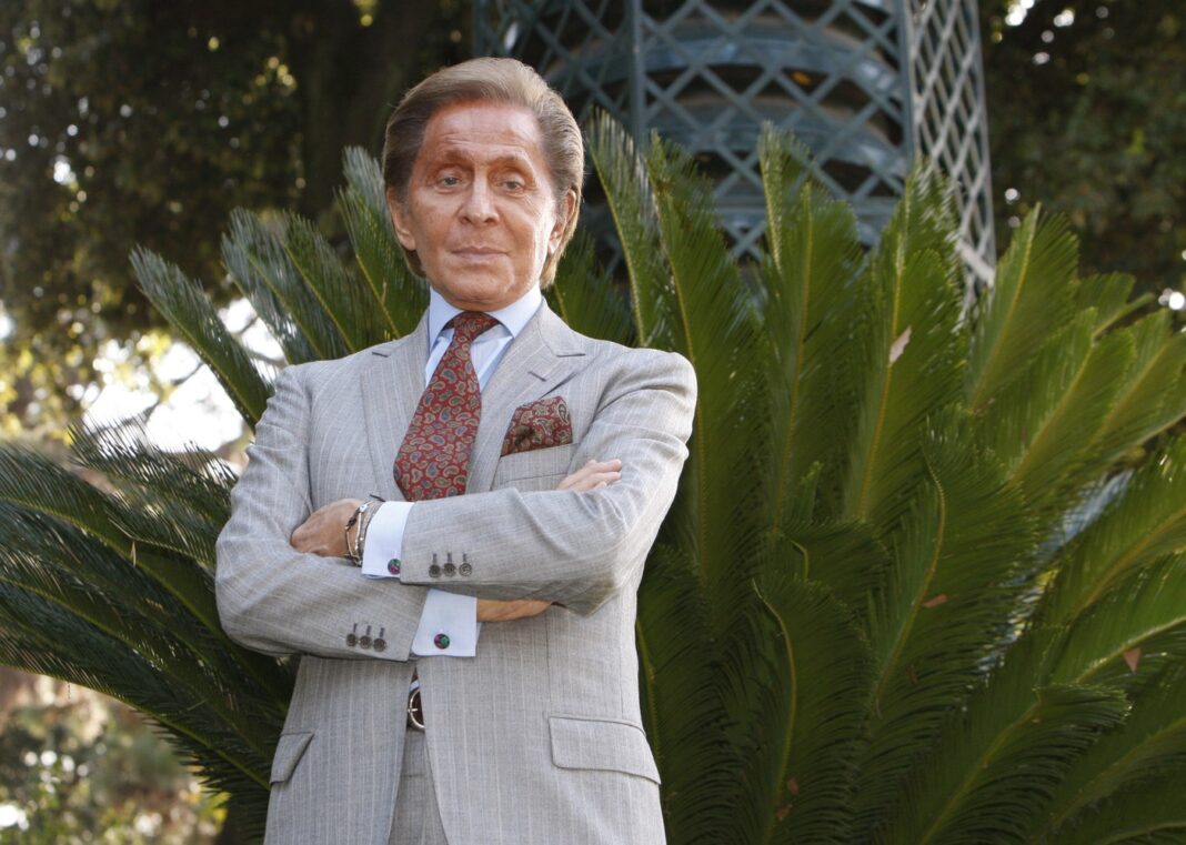 Marele designer italian Valentino a murit la 93 de ani