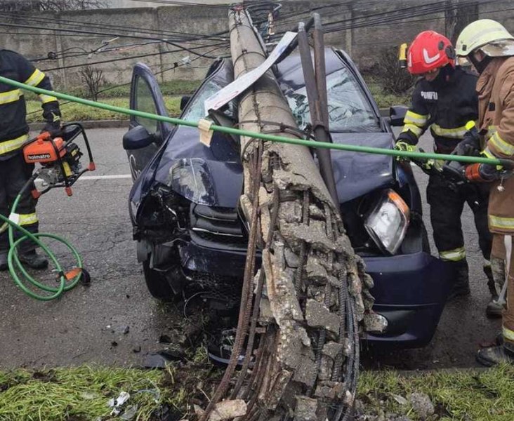Mașină strivită de un stâlp de electricitate, în Ploiești. Șoferul a supraviețuit