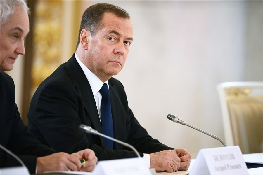 Medvedev compară atacul cu racheta „Oreşnik” asupra Ucrainei cu „o injecție cu haloperidol” pentru „psihopaţii periculoşi”