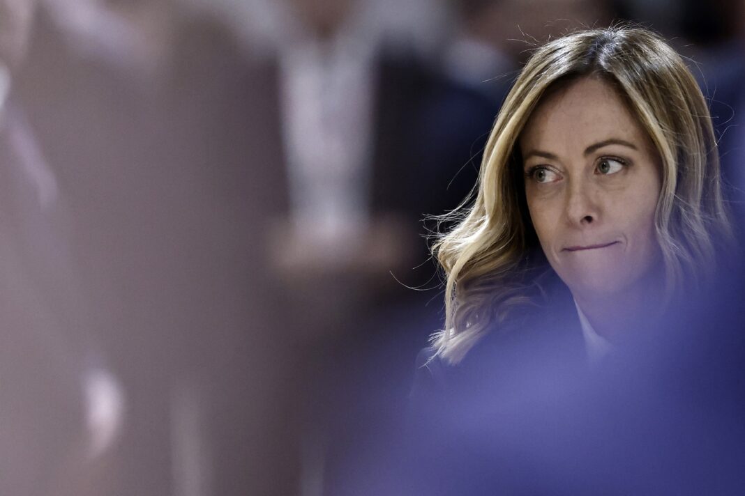 Meloni a survolat cu elicopterul zona calamitată din Sicilia / Este așteptată de localnicii furioși