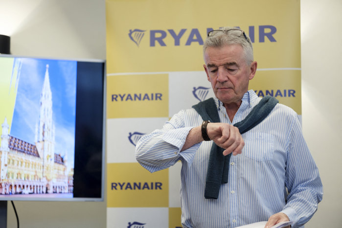 Michael O'Leary, şeful Ryanair, dezvăluie cât câştigă cel mai mare operator low-cost din Europa pentru un pasager: 11 euro, iar ţinta este 12-14 euro. El vrea ca avioanele sale să fie gata pe aeroporturi în numai 25 de minute. ”Dacă aş putea scăpa de toate bagajele, aş avea o companie aeriană mult mai bună”