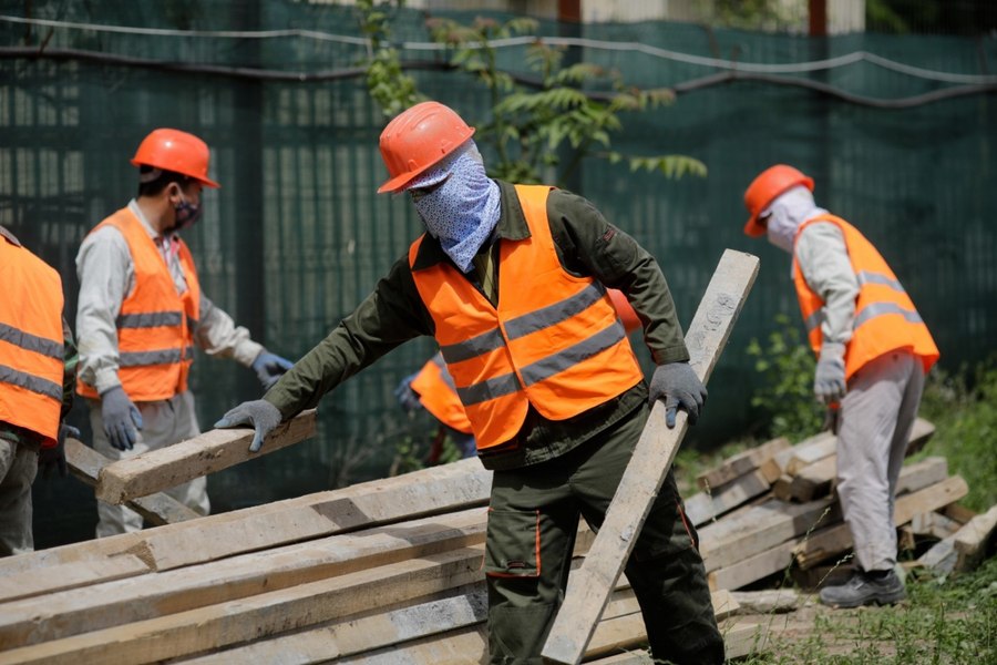 Micile companii se opun restricțiilor privind recrutarea muncitorilor străini