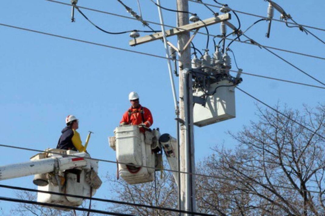 Mii de gospodării din Alba, încă fără curent electric. Echipele de intervenție lucrează continuu