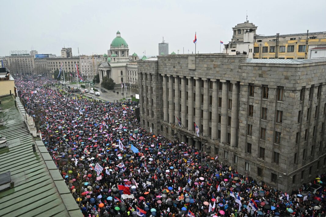 Mii de oameni au protestat împotriva guvernului, la Belgrad