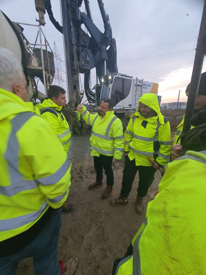 Ministerul Transporturilor vrea urgentarea lucrărilor de pe A0, întârziate din cauza condiţiilor meteorologice. „I-am solicitat constructorului creşterea mobilizării în teren, în aşa fel încât în această vară să putem circula intre A3 şi A2 la nivel de autostradă”