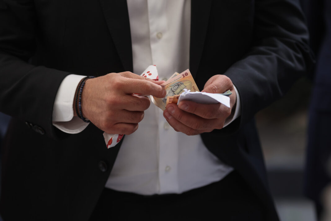 Ministrul Apărării, despre tăierile de venituri de la bugetari: Avem o burtă mai mare decât cuprinde paltonul / ”Suntem într-o lume în care trebuie să ne încadrăm cu ce avem pe masă”
