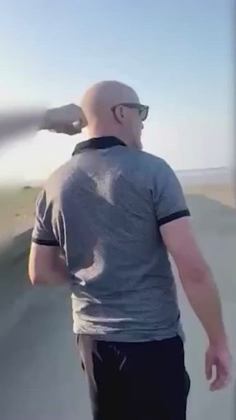 Momentul în care trei adolescenți au omorât cu pietre un presupus pedofil. L-au ademenit că va întâlni o fată de 16 ani, după care l-au atacat