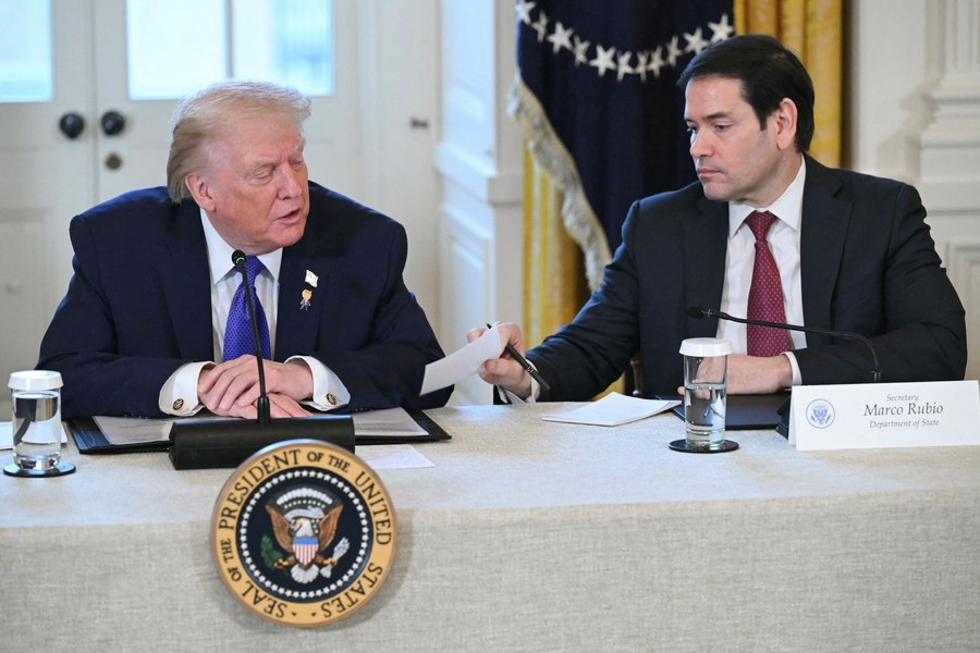 Momentul în care Trump citește din greșeală cu voce tare un bilet primit de la Marco Rubio la o întâlnire cu giganții petrolieri
