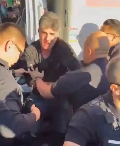 Momentul în care un camion intră în mulțimea de susținători ai protestelor din Iran, în SUA