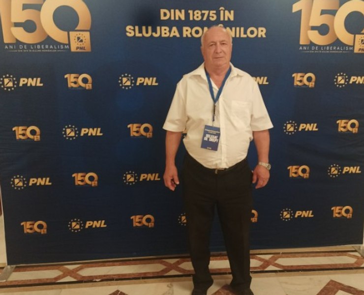 Momentul în care un consilier PNL persiflează jurământul: a înlocuit textul original cu refrenul „la, la, la”